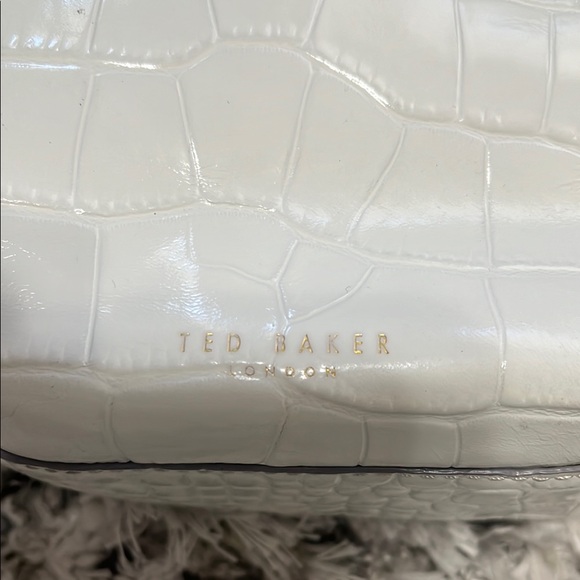 Ted Baker White Textured Shoulder Bag with Gold Clasp - Picture 2 of 13